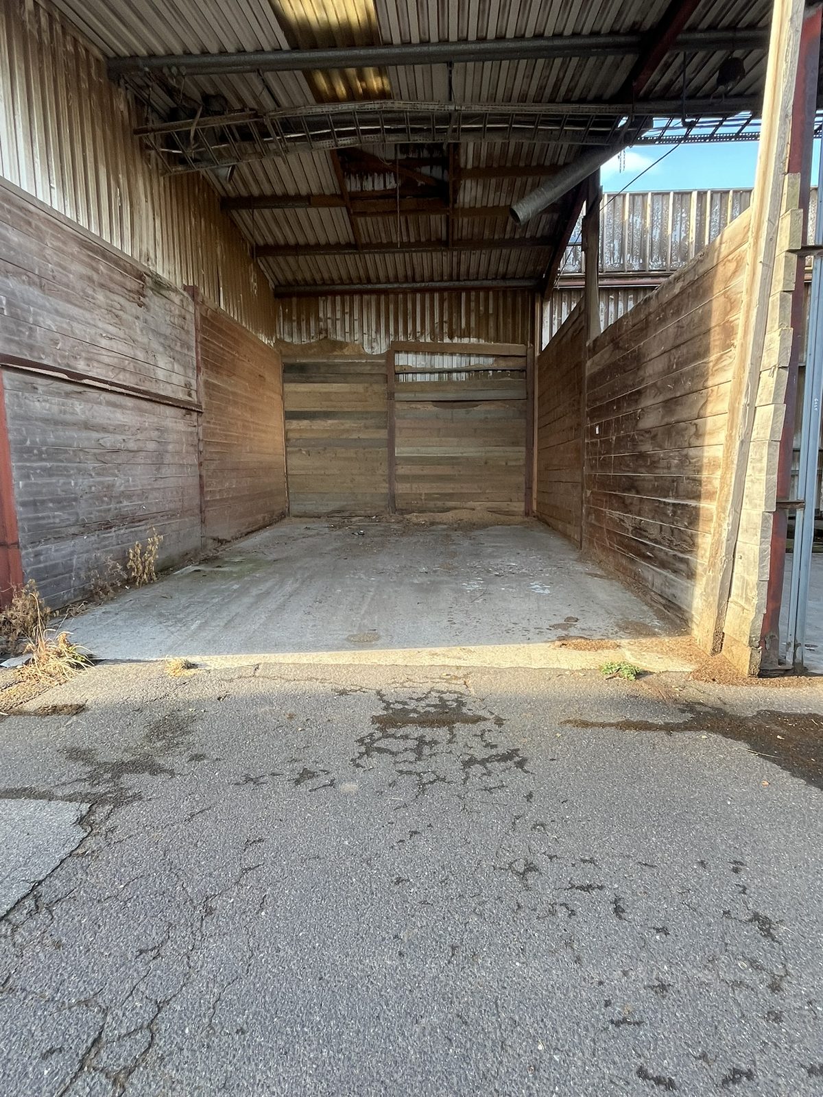 Lock-up bay